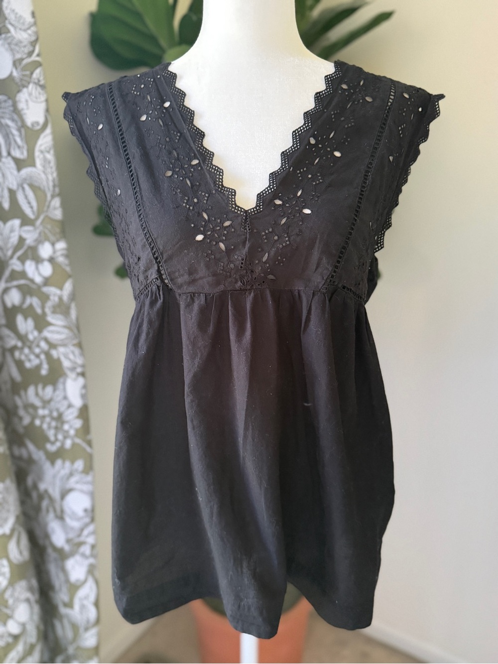 GAP Black Eyelet Cotton V-Neck Sleeveless Babydoll Blouse